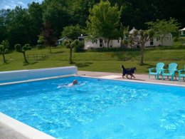 Camping Pas Cher vous présente avec son site Officiel campingpascher.fr, le Camping Les 2 Lacs classé 3 étoiles, situé sur la commune de Beauville dans le département Lot-et-garonne (Aquitaine) en France. Le camping Les 2 Lacs vous propose un hébergement de type tente en toile et bois. L'établissement vous propose un autre type d'hébergement. Découvrez tous nos séjours à petits prix dans la commune et aux alentours de Beauville du département : Lot-et-garonne (Aquitaine). Les Avis clients pour le Camping Les 2 Lacs sont excellents avec une note moyenne de 9 sur 10. Lac, Piscine extérieure, Aire de jeux enfants, Baby-foot, Canoë-kayak, Cyclisme, Ping-pong, Pétanque, Randonnée, Terrain de volley-ball, Trampoline, Boulangerie, Brasserie, Dépôt de pain, Plats à emporter, Épicerie,... En savoir plus : cliquez-ICI.