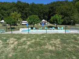 Camping Pas Cher vous présente avec son site Officiel campingpascher.fr, le Camping Les 2 Lacs classé 3 étoiles, situé sur la commune de Beauville dans le département Lot-et-garonne (Aquitaine) en France. Le camping Les 2 Lacs vous propose un hébergement de type tente en toile et bois. L'établissement vous propose un autre type d'hébergement. Découvrez tous nos séjours à petits prix dans la commune et aux alentours de Beauville du département : Lot-et-garonne (Aquitaine). Les Avis clients pour le Camping Les 2 Lacs sont excellents avec une note moyenne de 9 sur 10. Lac, Piscine extérieure, Aire de jeux enfants, Baby-foot, Canoë-kayak, Cyclisme, Ping-pong, Pétanque, Randonnée, Terrain de volley-ball, Trampoline, Boulangerie, Brasserie, Dépôt de pain, Plats à emporter, Épicerie,... En savoir plus : cliquez-ICI.