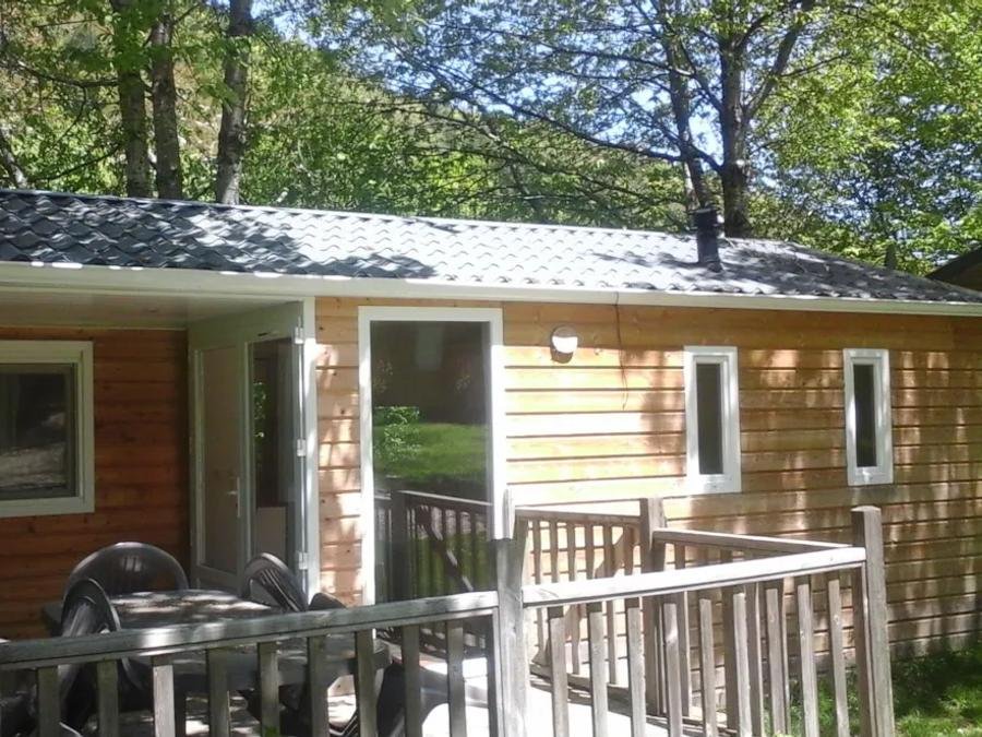 Camping Pas Cher vous présente avec son site Officiel campingpascher.fr, le Camping LES CHALETS DU LAC BELCAIRE classé 4 étoiles, situé sur la commune de Belcaire dans le département Aude (Languedoc Roussillon) en France. Le camping LES CHALETS DU LAC BELCAIRE vous propose un hébergement de type chalet de 26 m² pour 4 personnes (télévision). L'établissement vous propose 14 autres types d'hébergements. Découvrez tous nos séjours à petits prix dans la commune et aux alentours de Belcaire du département : Aude (Languedoc Roussillon). Les Avis clients pour le Camping LES CHALETS DU LAC BELCAIRE sont excellents avec une note moyenne de 8 sur 10. Lac, Piscine couverte, Piscine extérieure, Club enfants, Aire de jeux enfants, Court de tennis, Cyclisme, Ping-pong, Pétanque, Randonnée, Salle de fitness, Trampoline, Bar, Boulangerie, Dépôt de pain, Pizzeria, Restaurant, Station-service, Épicerie,... En savoir plus : cliquez-ICI.