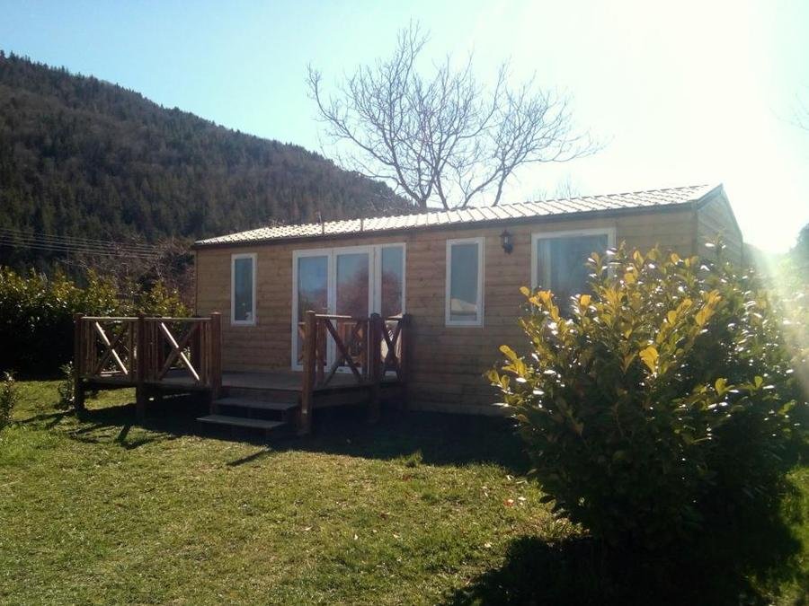 Camping Pas Cher vous présente avec son site Officiel campingpascher.fr, le Camping LES CHALETS DU LAC BELCAIRE classé 4 étoiles, situé sur la commune de Belcaire dans le département Aude (Languedoc Roussillon) en France. Le camping LES CHALETS DU LAC BELCAIRE vous propose un hébergement de type chalet de 32 m² avec climatisation (télévision). L'établissement vous propose 9 autres types d'hébergements. Découvrez tous nos séjours à petits prix dans la commune et aux alentours de Belcaire du département : Aude (Languedoc Roussillon). Les Avis clients pour le Camping LES CHALETS DU LAC BELCAIRE sont excellents avec une note moyenne de 8 sur 10. Lac, Piscine couverte, Piscine extérieure, Club enfants, Aire de jeux enfants, Court de tennis, Cyclisme, Ping-pong, Pétanque, Randonnée, Salle de fitness, Trampoline, Bar, Boulangerie, Dépôt de pain, Pizzeria, Restaurant, Station-service, Épicerie,... En savoir plus : cliquez-ICI.