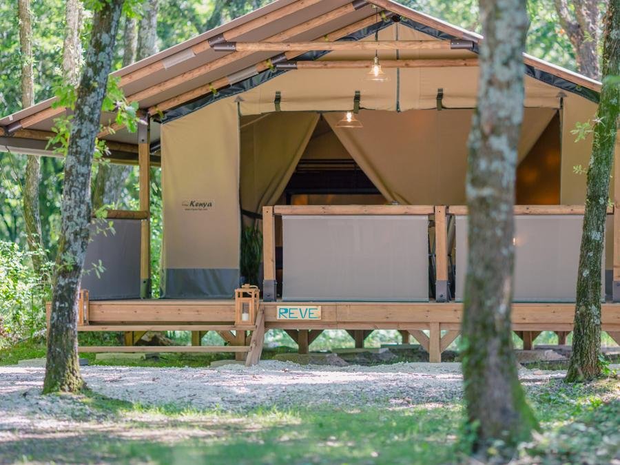 Camping Pas Cher vous présente avec son site Officiel campingpascher.fr, le Camping Flower Les Tomasses classé 4 étoiles, situé sur la commune de Belgentier dans le département Var (Provence Alpes Côte D'azur) en France. Le camping Flower Les Tomasses, vous présente un hébergement de type lodge de 34 m² pour 1 personne. Le camping Flower Les Tomasses vous propose du sam. 12 septembre au sam. 19 septembre 2026 pour 7 nuits à 371€. Cette location propose 76 dates différentes pour réserver votre séjour. Découvrez également les 4 autres gammes d'hébergements du camping. Les Avis clients pour le Camping Flower Les Tomasses sont excellents avec une note moyenne de 8 sur 10. Piscine chauffée, Piscine extérieure, Animations familiales, Club enfants, Aire de jeux enfants, Ping-pong, Pétanque, Salle de fitness, Terrain multisports, Trampoline, Bar, Boulangerie, Brasserie, Dépôt de pain, Plats à emporter, Snack/Bar, Station-service, Supermarché,... En savoir plus : cliquez-ICI.