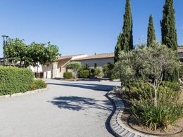 Camping Pas Cher vous présente avec son site Officiel campingpascher.fr, la Résidence Odalys Référence Les Hameaux De Capra Scorsa classé 3 étoiles, située sur la commune de Belgodere dans le département Corse Du Nord (Corse) en France. La résidence Odalys Référence Les Hameaux De Capra Scorsa vous propose un hébergement de type appartement de 35 m² avec climatisation (télévision). Cet hébergement propose plus de 7 dates différentes pour réserver ! Pour dévouvrir la période la moins chère, consultez la rubrique 'Tarifs' et sélectionnez votre mois de départ. L'établissement vous propose 5 autres types d'hébergements. Découvrez tous nos séjours à petits prix dans la commune et aux alentours de Belgodere du département : Corse Du Nord (Corse). Les Avis clients pour la Résidence Odalys Référence Les Hameaux De Capra Scorsa sont excellents avec une note moyenne de 8 sur 10. Piscine extérieure, Club ados, Centre équestre, Golf,... En savoir plus : cliquez-ICI.