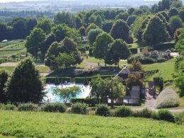 Camping Pas Cher vous présente avec son site Officiel campingpascher.fr, le Camping Du Perche Bellemois classé 3 étoiles, situé sur la commune de Belleme dans le département Orne (Basse Normandie) en France. Le camping Du Perche Bellemois, vous présente un hébergement de type tente de 30 m² pour 1 personne et télévision. Le camping Du Perche Bellemois vous propose du sam. 04 juillet au sam. 11 juillet 2026, en promotion à -9% pour 7 nuits à 488,50 € au lieu de 538,5 € soit une Économie de 50 €. Cette location propose 68 dates différentes pour réserver votre séjour. Découvrez également les 10 autres gammes d'hébergements du camping. Les Avis clients pour le Camping Du Perche Bellemois sont excellents avec une note moyenne de 8 sur 10. Piscine extérieure, Aire de jeux enfants, Centre équestre, Cyclisme, Golf, Ping-pong, Pétanque, Randonnée, Structure gonflable enfants, Bar, Restaurant,... En savoir plus : cliquez-ICI.