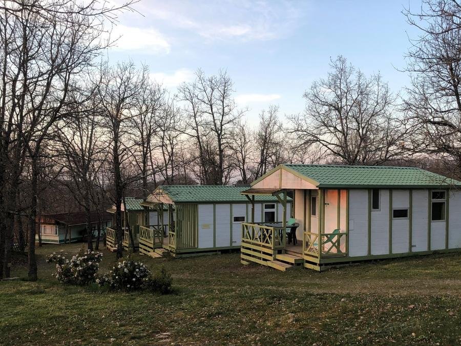 Camping Pas Cher vous présente avec son site Officiel campingpascher.fr, le Camping Le Roc Del Rey classé 2 étoiles, situé sur la commune de Belloc dans le département Ariège (Midi Pyrénées) en France. Le camping Le Roc Del Rey vous propose un hébergement de type chalet pour 4 personnes (télévision). Cet hébergement propose plus de 23 dates différentes pour réserver ! Pour dévouvrir la période la moins chère, consultez la rubrique 'Tarifs' et sélectionnez votre mois de départ. L'établissement vous propose 12 autres types d'hébergements. Découvrez tous nos séjours à petits prix dans la commune et aux alentours de Belloc du département : Ariège (Midi Pyrénées). Les Avis clients pour le Camping Le Roc Del Rey sont excellents avec une note moyenne de 9 sur 10. Piscine extérieure, Baby-foot, Canoë-kayak, Centre équestre, Cyclisme, Ping-pong, Randonnée,... En savoir plus : cliquez-ICI.
