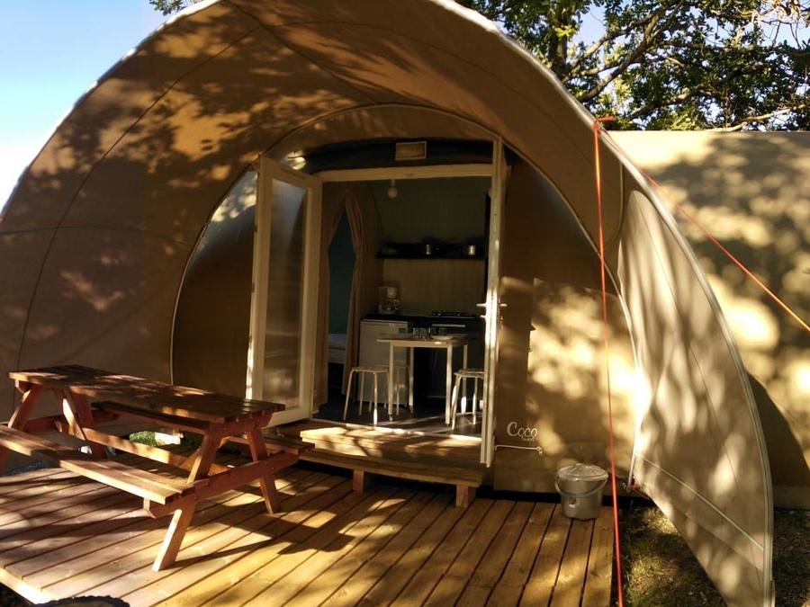 Camping Pas Cher vous présente avec son site Officiel campingpascher.fr, le Camping Le Roc Del Rey classé 2 étoiles, situé sur la commune de Belloc dans le département Ariège (Midi Pyrénées) en France. Le camping Le Roc Del Rey vous propose un hébergement de type bungalow toilé pour 3 personnes. Cet hébergement propose plus de 51 dates différentes pour réserver ! Pour dévouvrir la période la moins chère, consultez la rubrique 'Tarifs' et sélectionnez votre mois de départ. L'établissement vous propose 12 autres types d'hébergements. Découvrez tous nos séjours à petits prix dans la commune et aux alentours de Belloc du département : Ariège (Midi Pyrénées). Les Avis clients pour le Camping Le Roc Del Rey sont excellents avec une note moyenne de 9 sur 10. Piscine extérieure, Baby-foot, Canoë-kayak, Centre équestre, Cyclisme, Ping-pong, Randonnée,... En savoir plus : cliquez-ICI.