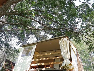 tente en toile et bois - Le Roc Del Rey photo 7