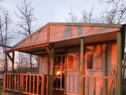 Camping Pas Cher vous présente avec son site Officiel campingpascher.fr, le Camping Le Roc Del Rey classé 2 étoiles, situé sur la commune de Belloc dans le département Ariège (Midi Pyrénées) en France. Le camping Le Roc Del Rey vous propose un hébergement de type tente en toile et bois. L'établissement vous propose 10 autres types d'hébergements. Découvrez tous nos séjours à petits prix dans la commune et aux alentours de Belloc du département : Ariège (Midi Pyrénées). Les Avis clients pour le Camping Le Roc Del Rey sont excellents avec une note moyenne de 9 sur 10. Piscine extérieure, Baby-foot, Canoë-kayak, Centre équestre, Cyclisme, Ping-pong, Randonnée,... En savoir plus : cliquez-ICI.