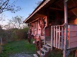 Camping Pas Cher vous présente avec son site Officiel campingpascher.fr, le Camping Le Roc Del Rey classé 2 étoiles, situé sur la commune de Belloc dans le département Ariège (Midi Pyrénées) en France. Le camping Le Roc Del Rey vous propose un hébergement de type hébergement insolite de 32 m² pour 2 personnes. L'établissement vous propose 10 autres types d'hébergements. Découvrez tous nos séjours à petits prix dans la commune et aux alentours de Belloc du département : Ariège (Midi Pyrénées). Les Avis clients pour le Camping Le Roc Del Rey sont excellents avec une note moyenne de 9 sur 10. Piscine extérieure, Baby-foot, Canoë-kayak, Centre équestre, Cyclisme, Ping-pong, Randonnée,... En savoir plus : cliquez-ICI.