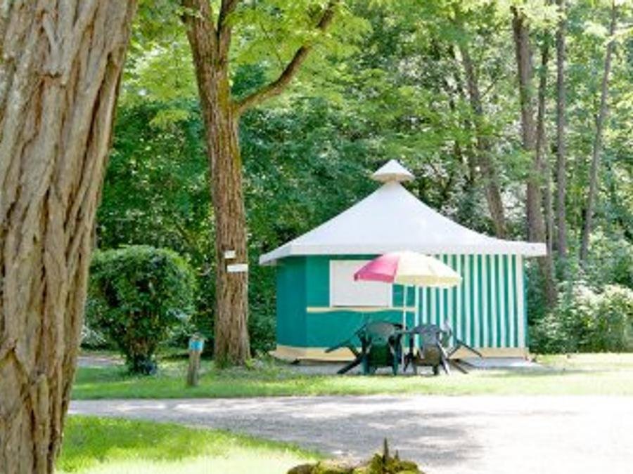 Camping Pas Cher vous présente avec son site Officiel campingpascher.fr, le Camping Des 3 Lacs classé 4 étoiles, situé sur la commune de Belmont Tramonet dans le département Savoie (Rhône Alpes) en France. Le camping Des 3 Lacs, vous présente un hébergement de type tente de 16 m² pour 2 personnes. Le camping Des 3 Lacs vous propose du dimanche 14 juin au dimanche 21 juin 2026, en promotion à -14% pour 7 nuits à 305 € au lieu de 355,0 € soit une Économie de 50 €. Cette location propose 37 dates différentes pour réserver votre séjour. Découvrez également les 7 autres gammes d'hébergements du camping. Les Avis clients pour le Camping Des 3 Lacs sont excellents avec une note moyenne de 8 sur 10. LacRivière, Piscine chauffée, Piscine extérieure, Animations familiales, Club enfants, Aire de jeux enfants, Baby-foot, Paddle, Ping-pong, Randonnée, Terrain de football, Terrain de volley-ball, Terrain multisports, Trampoline, Bar, Dépôt de pain, Plats à emporter, Snack/Bar, Épicerie,... En savoir plus : cliquez-ICI.