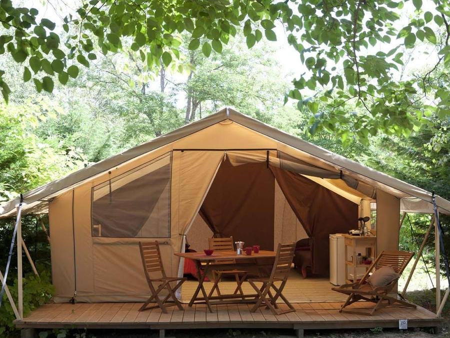 Camping Pas Cher vous présente avec son site Officiel campingpascher.fr, le Camping Des 3 Lacs classé 4 étoiles, situé sur la commune de Belmont Tramonet dans le département Savoie (Rhône Alpes) en France. Le camping Des 3 Lacs, vous présente un hébergement de type tente de 25 m² pour 1 personne. Le camping Des 3 Lacs vous propose du vendredi 12 juin au vendredi 19 juin 2026, en promotion à -14% pour 7 nuits à 333 € au lieu de 388,0 € soit une Économie de 55 €. Cette location propose 18 dates différentes pour réserver votre séjour. Découvrez également les 7 autres gammes d'hébergements du camping. Les Avis clients pour le Camping Des 3 Lacs sont excellents avec une note moyenne de 8 sur 10. LacRivière, Piscine chauffée, Piscine extérieure, Animations familiales, Club enfants, Aire de jeux enfants, Baby-foot, Paddle, Ping-pong, Randonnée, Terrain de football, Terrain de volley-ball, Terrain multisports, Trampoline, Bar, Dépôt de pain, Plats à emporter, Snack/Bar, Épicerie,... En savoir plus : cliquez-ICI.