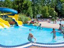 Camping Pas Cher vous présente avec son site Officiel campingpascher.fr, le Camping Des 3 Lacs classé 4 étoiles, situé sur la commune de Belmont Tramonet dans le département Savoie (Rhône Alpes) en France. Le camping Des 3 Lacs, vous présente un hébergement de type tente de 19 m². Le camping Des 3 Lacs vous propose du dimanche 14 juin au dimanche 21 juin 2026, en promotion à -14% pour 7 nuits à 280 € au lieu de 326,0 € soit une Économie de 46 €. Cette location propose 5 dates différentes pour réserver votre séjour. Découvrez également les 7 autres gammes d'hébergements du camping. Les Avis clients pour le Camping Des 3 Lacs sont excellents avec une note moyenne de 8 sur 10. LacRivière, Piscine chauffée, Piscine extérieure, Animations familiales, Club enfants, Aire de jeux enfants, Baby-foot, Paddle, Ping-pong, Randonnée, Terrain de football, Terrain de volley-ball, Terrain multisports, Trampoline, Bar, Dépôt de pain, Plats à emporter, Snack/Bar, Épicerie,... En savoir plus : cliquez-ICI.