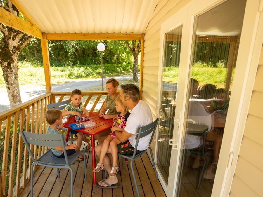 Camping Pas Cher vous présente avec son site Officiel campingpascher.fr, le Camping RCN Le Moulin De La Pique classé 5 étoiles, situé sur la commune de Belves dans le département Dordogne (Aquitaine) en France. Le camping RCN Le Moulin De La Pique, vous présente un hébergement de type mobil-home de 25 m² avec climatisation et télévision. Le camping RCN Le Moulin De La Pique vous propose du lundi 29 juin au lundi 06 juillet 2026, en promotion à -10% pour 7 nuits à 730,80 € au lieu de 812,0 € soit une Économie de 81,20 €. Cette location propose 38 dates différentes pour réserver votre séjour. Découvrez également les 20 autres gammes d'hébergements du camping. Les Avis clients pour le Camping RCN Le Moulin De La Pique sont excellents avec une note moyenne de 8 sur 10. Lac, Bassin enfant, Piscine couverte, Piscine extérieure, Animation enfants, Animations familiales, Aire de jeux enfants, Centre équestre, Court de tennis, Golf, Parcours sportif, Ping-pong, Pétanque, Terrain multisports, Bar, Restaurant, Snack/Bar, Épicerie,... En savoir plus : cliquez-ICI.