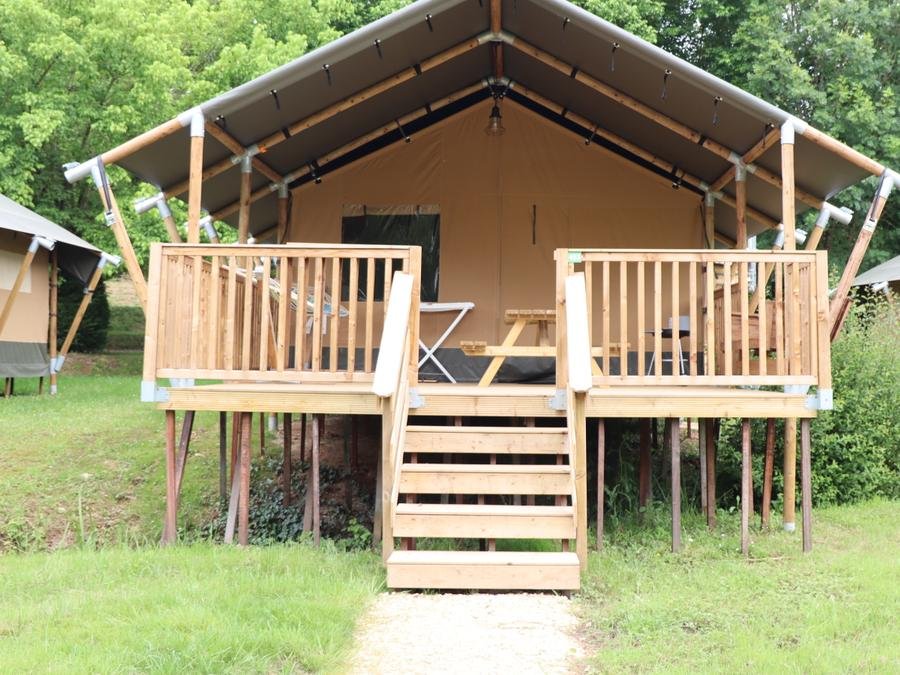Camping Pas Cher vous présente avec son site Officiel campingpascher.fr, le Camping RCN Le Moulin De La Pique classé 5 étoiles, situé sur la commune de Belves dans le département Dordogne (Aquitaine) en France. Le camping RCN Le Moulin De La Pique, vous présente un hébergement de type tente en toile et bois de 49 m² et télévision. Le camping RCN Le Moulin De La Pique vous propose du lundi 22 juin au lundi 29 juin 2026, en promotion à -15% pour 7 nuits à 498,95 € au lieu de 587,0 € soit une Économie de 88,05 €. Cette location propose 49 dates différentes pour réserver votre séjour. Découvrez également les 21 autres gammes d'hébergements du camping. Les Avis clients pour le Camping RCN Le Moulin De La Pique sont excellents avec une note moyenne de 8 sur 10. Lac, Bassin enfant, Piscine couverte, Piscine extérieure, Animation enfants, Animations familiales, Aire de jeux enfants, Centre équestre, Court de tennis, Golf, Parcours sportif, Ping-pong, Pétanque, Terrain multisports, Bar, Restaurant, Snack/Bar, Épicerie,... En savoir plus : cliquez-ICI.