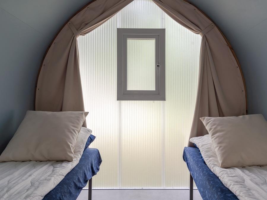 Camping Pas Cher vous présente avec son site Officiel campingpascher.fr, le Camping RCN Le Moulin De La Pique classé 5 étoiles, situé sur la commune de Belves dans le département Dordogne (Aquitaine) en France. Le camping RCN Le Moulin De La Pique, vous présente un hébergement de type tente de 16 m². Le camping RCN Le Moulin De La Pique vous propose du lundi 22 juin au lundi 29 juin 2026, en promotion à -15% pour 7 nuits à 392,70 € au lieu de 462,0 € soit une Économie de 69,30 €. Cette location propose 61 dates différentes pour réserver votre séjour. Découvrez également les 21 autres gammes d'hébergements du camping. Les Avis clients pour le Camping RCN Le Moulin De La Pique sont excellents avec une note moyenne de 8 sur 10. Lac, Bassin enfant, Piscine couverte, Piscine extérieure, Animation enfants, Animations familiales, Aire de jeux enfants, Centre équestre, Court de tennis, Golf, Parcours sportif, Ping-pong, Pétanque, Terrain multisports, Bar, Restaurant, Snack/Bar, Épicerie,... En savoir plus : cliquez-ICI.