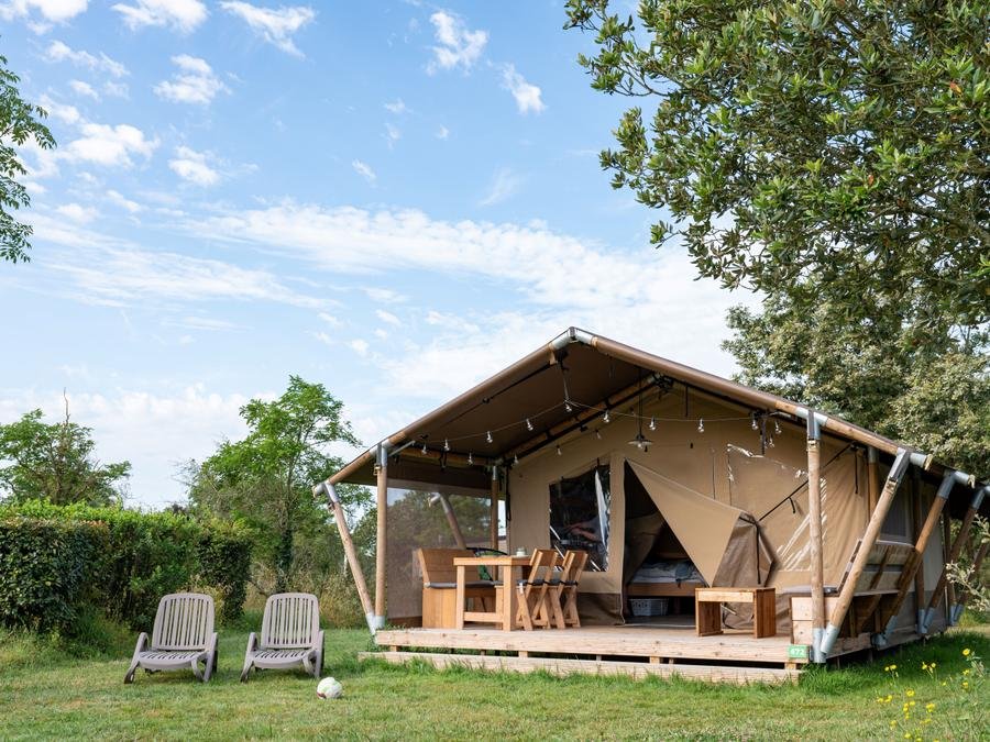 Camping Pas Cher vous présente avec son site Officiel campingpascher.fr, le Camping RCN Le Moulin De La Pique classé 5 étoiles, situé sur la commune de Belves dans le département Dordogne (Aquitaine) en France. Le camping RCN Le Moulin De La Pique, vous présente un hébergement de type tente en toile et bois de 17 m² pour 2 personnes. Le camping RCN Le Moulin De La Pique vous propose du lundi 22 juin au lundi 29 juin 2026, en promotion à -15% pour 7 nuits à 309,40 € au lieu de 364,0 € soit une Économie de 54,60 €. Cette location propose 59 dates différentes pour réserver votre séjour. Découvrez également les 21 autres gammes d'hébergements du camping. Les Avis clients pour le Camping RCN Le Moulin De La Pique sont excellents avec une note moyenne de 8 sur 10. Lac, Bassin enfant, Piscine couverte, Piscine extérieure, Animation enfants, Animations familiales, Aire de jeux enfants, Centre équestre, Court de tennis, Golf, Parcours sportif, Ping-pong, Pétanque, Terrain multisports, Bar, Restaurant, Snack/Bar, Épicerie,... En savoir plus : cliquez-ICI.