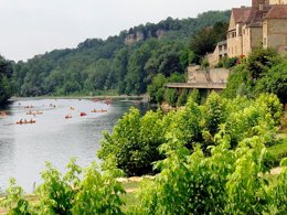 Camping Pas Cher vous présente avec son site Officiel campingpascher.fr, le Camping RCN Le Moulin De La Pique classé 5 étoiles, situé sur la commune de Belves dans le département Dordogne (Aquitaine) en France. Le camping RCN Le Moulin De La Pique, vous présente un hébergement de type mobil-home de 28 m² et télévision. Le camping RCN Le Moulin De La Pique vous propose du lundi 06 avril au lundi 13 avril 2026 pour 7 nuits à 553€. Cette location propose 117 dates différentes pour réserver votre séjour. Découvrez également les 20 autres gammes d'hébergements du camping. Les Avis clients pour le Camping RCN Le Moulin De La Pique sont excellents avec une note moyenne de 8 sur 10. Lac, Bassin enfant, Piscine couverte, Piscine extérieure, Animation enfants, Animations familiales, Aire de jeux enfants, Centre équestre, Court de tennis, Golf, Parcours sportif, Ping-pong, Pétanque, Terrain multisports, Bar, Restaurant, Snack/Bar, Épicerie,... En savoir plus : cliquez-ICI.