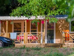 Camping Pas Cher vous présente avec son site Officiel campingpascher.fr, le Camping RCN Le Moulin De La Pique classé 5 étoiles, situé sur la commune de Belves dans le département Dordogne (Aquitaine) en France. Le camping RCN Le Moulin De La Pique, vous présente un hébergement de type mobil-home de 38 m² avec climatisation et télévision. Le camping RCN Le Moulin De La Pique vous propose du lundi 06 avril au lundi 13 avril 2026 pour 7 nuits à 630€. Cette location propose 114 dates différentes pour réserver votre séjour. Découvrez également les 20 autres gammes d'hébergements du camping. Les Avis clients pour le Camping RCN Le Moulin De La Pique sont excellents avec une note moyenne de 8 sur 10. Lac, Bassin enfant, Piscine couverte, Piscine extérieure, Animation enfants, Animations familiales, Aire de jeux enfants, Centre équestre, Court de tennis, Golf, Parcours sportif, Ping-pong, Pétanque, Terrain multisports, Bar, Restaurant, Snack/Bar, Épicerie,... En savoir plus : cliquez-ICI.