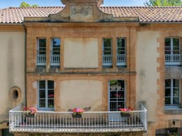 Camping Pas Cher vous présente avec son site Officiel campingpascher.fr, le Camping RCN Le Moulin De La Pique classé 5 étoiles, situé sur la commune de Belves dans le département Dordogne (Aquitaine) en France. Le camping RCN Le Moulin De La Pique, vous présente un hébergement de type appartement de 50 m² avec climatisation et télévision. Le camping RCN Le Moulin De La Pique vous propose du lundi 05 janvier au lundi 12 janvier 2026, en promotion à -12% pour 7 nuits à 591,70 € au lieu de 679,0 € soit une Économie de 87,30 €. Cette location propose 193 dates différentes pour réserver votre séjour. Découvrez également les 20 autres gammes d'hébergements du camping. Les Avis clients pour le Camping RCN Le Moulin De La Pique sont excellents avec une note moyenne de 8 sur 10. Lac, Bassin enfant, Piscine couverte, Piscine extérieure, Animation enfants, Animations familiales, Aire de jeux enfants, Centre équestre, Court de tennis, Golf, Parcours sportif, Ping-pong, Pétanque, Terrain multisports, Bar, Restaurant, Snack/Bar, Épicerie,... En savoir plus : cliquez-ICI.