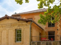 Camping Pas Cher vous présente avec son site Officiel campingpascher.fr, le Camping RCN Le Moulin De La Pique classé 5 étoiles, situé sur la commune de Belves dans le département Dordogne (Aquitaine) en France. Le camping RCN Le Moulin De La Pique, vous présente un hébergement de type appartement de 85 m² avec climatisation et télévision. Le camping RCN Le Moulin De La Pique vous propose du lundi 05 janvier au lundi 12 janvier 2026, en promotion à -12% pour 7 nuits à 683,20 € au lieu de 784,0 € soit une Économie de 100,80 €. Cette location propose 161 dates différentes pour réserver votre séjour. Découvrez également les 20 autres gammes d'hébergements du camping. Les Avis clients pour le Camping RCN Le Moulin De La Pique sont excellents avec une note moyenne de 8 sur 10. Lac, Bassin enfant, Piscine couverte, Piscine extérieure, Animation enfants, Animations familiales, Aire de jeux enfants, Centre équestre, Court de tennis, Golf, Parcours sportif, Ping-pong, Pétanque, Terrain multisports, Bar, Restaurant, Snack/Bar, Épicerie,... En savoir plus : cliquez-ICI.