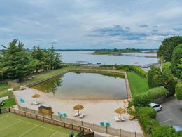 Camping Pas Cher vous présente avec son site Officiel campingpascher.fr, le Camping Moulin Des Oies classé 3 étoiles, situé sur la commune de Belz dans le département Morbihan (Bretagne) en France. Le camping Moulin Des Oies, vous présente un hébergement de type mobil-home de 20 m² pour 2 personnes. Le camping Moulin Des Oies vous propose du sam. 19 septembre au sam. 26 septembre 2026 pour 7 nuits à 344€. Cette location propose 9 dates différentes pour réserver votre séjour. Découvrez également les 6 autres gammes d'hébergements du camping. Les Avis clients pour le Camping Moulin Des Oies sont excellents avec une note moyenne de 9 sur 10. Piscine extérieure, Animation enfants, Club enfants, Aire de jeux enfants, Baby-foot, Court de tennis, Ping-pong, Piscine, Plongée, Randonnée, Salle de jeux vidéo, Terrain multisports, Bar, Boulangerie, Bureau de tabac, Créperie, Plats à emporter, Restaurant, Snack/Bar, Station-service, Supermarché,... En savoir plus : cliquez-ICI.