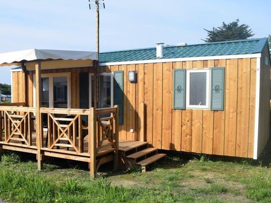 Camping Pas Cher vous présente avec son site Officiel campingpascher.fr, le Camping La Mer Blanche classé 4 étoiles, situé sur la commune de Benodet dans le département Finistère (Bretagne) en France. Le camping La Mer Blanche, vous présente un hébergement de type mobil-home de 30 m² pour 6 personnes avec climatisation et télévision. Le camping La Mer Blanche vous proposeun séjour PAS CHER avec une REMISEdu dimanche 21 juin au dimanche 28 juin 2026, en promotion à -50% pour 7 nuits à 299,40 € au lieu de 598,8 € soit une Économie de 299,40 €. Cette location propose 66 dates différentes pour réserver votre séjour. Découvrez également les 19 autres gammes d'hébergements du camping. Les Avis clients pour le Camping La Mer Blanche sont excellents avec une note moyenne de 8 sur 10. Mer, Parc aquatique, Piscine couverte, Piscine extérieure, Animations familiales, Club enfants, Aire de jeux enfants, Canoë-kayak, Centre équestre, Court de tennis, Cyclisme, Golf, Ping-pong, Planche à voile, Pétanque, Salle de jeux vidéo, Structure gonflable enfants, Terrain multisports, Bar, Dépôt de pain, Restaurant, Supermarché, Épicerie,... En savoir plus : cliquez-ICI.