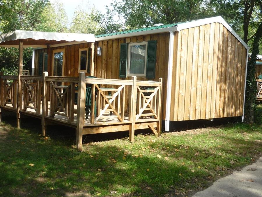 Camping Pas Cher vous présente avec son site Officiel campingpascher.fr, le Camping La Mer Blanche classé 4 étoiles, situé sur la commune de Benodet dans le département Finistère (Bretagne) en France. Le camping La Mer Blanche, vous présente un hébergement de type mobil-home de 30 m² pour 6 personnes et télévision. Le camping La Mer Blanche vous proposeun séjour PAS CHER avec une REMISEdu sam. 27 juin au sam. 04 juillet 2026, en promotion à -50% pour 7 nuits à 345,06 € au lieu de 696,51 € soit une Économie de 351,45 €. Cette location propose 69 dates différentes pour réserver votre séjour. Découvrez également les 19 autres gammes d'hébergements du camping. Les Avis clients pour le Camping La Mer Blanche sont excellents avec une note moyenne de 8 sur 10. Mer, Parc aquatique, Piscine couverte, Piscine extérieure, Animations familiales, Club enfants, Aire de jeux enfants, Canoë-kayak, Centre équestre, Court de tennis, Cyclisme, Golf, Ping-pong, Planche à voile, Pétanque, Salle de jeux vidéo, Structure gonflable enfants, Terrain multisports, Bar, Dépôt de pain, Restaurant, Supermarché, Épicerie,... En savoir plus : cliquez-ICI.