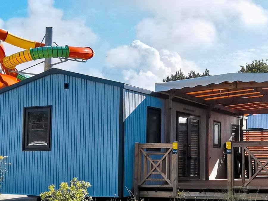Camping Pas Cher vous présente avec son site Officiel campingpascher.fr, le Camping La Mer Blanche classé 4 étoiles, situé sur la commune de Benodet dans le département Finistère (Bretagne) en France. Le camping La Mer Blanche, vous présente un hébergement de type mobil-home de 60 m² avec climatisation et télévision. Le camping La Mer Blanche vous propose du sam. 12 septembre au sam. 19 septembre 2026, en promotion à -21% pour 7 nuits à 692,10 € au lieu de 884,35 € soit une Économie de 192,25 €. Cette location propose 30 dates différentes pour réserver votre séjour. Découvrez également les 19 autres gammes d'hébergements du camping. Les Avis clients pour le Camping La Mer Blanche sont excellents avec une note moyenne de 8 sur 10. Mer, Parc aquatique, Piscine couverte, Piscine extérieure, Animations familiales, Club enfants, Aire de jeux enfants, Canoë-kayak, Centre équestre, Court de tennis, Cyclisme, Golf, Ping-pong, Planche à voile, Pétanque, Salle de jeux vidéo, Structure gonflable enfants, Terrain multisports, Bar, Dépôt de pain, Restaurant, Supermarché, Épicerie,... En savoir plus : cliquez-ICI.