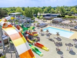 Camping Pas Cher vous présente avec son site Officiel campingpascher.fr, le Camping La Mer Blanche classé 4 étoiles, situé sur la commune de Benodet dans le département Finistère (Bretagne) en France. Le camping La Mer Blanche, vous présente un hébergement de type mobil-home de 30 m² pour 6 personnes avec climatisation et télévision. Le camping La Mer Blanche vous proposeun séjour PAS CHER avec une REMISEdu dimanche 21 juin au dimanche 28 juin 2026, en promotion à -50% pour 7 nuits à 299,40 € au lieu de 598,8 € soit une Économie de 299,40 €. Cette location propose 66 dates différentes pour réserver votre séjour. Découvrez également les 19 autres gammes d'hébergements du camping. Les Avis clients pour le Camping La Mer Blanche sont excellents avec une note moyenne de 8 sur 10. Mer, Parc aquatique, Piscine couverte, Piscine extérieure, Animations familiales, Club enfants, Aire de jeux enfants, Canoë-kayak, Centre équestre, Court de tennis, Cyclisme, Golf, Ping-pong, Planche à voile, Pétanque, Salle de jeux vidéo, Structure gonflable enfants, Terrain multisports, Bar, Dépôt de pain, Restaurant, Supermarché, Épicerie,... En savoir plus : cliquez-ICI.