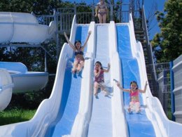 Camping Pas Cher vous présente avec son site Officiel campingpascher.fr, le Camping Maeva Club La Mer Blanche classé 4 étoiles, situé sur la commune de Benodet dans le département Finistère (Bretagne) en France. Le camping Maeva Club La Mer Blanche, vous présente un hébergement de type mobil-home de 24 m² pour 4 personnes et télévision. Le camping Maeva Club La Mer Blanche vous proposeun séjour PAS CHER avec une REMISEdu vendredi 29 mai au vendredi 05 juin 2026, en promotion à -40% pour 7 nuits à 197,40 € au lieu de 329,0 € soit une Économie de 131,60 €. Cette location propose 66 dates différentes pour réserver votre séjour. Découvrez également les 19 autres gammes d'hébergements du camping. Les Avis clients pour le Camping Maeva Club La Mer Blanche sont excellents avec une note moyenne de 8 sur 10. Mer, Parc aquatique, Piscine couverte, Piscine extérieure, Animations familiales, Club enfants, Aire de jeux enfants, Canoë-kayak, Centre équestre, Court de tennis, Cyclisme, Golf, Ping-pong, Planche à voile, Pétanque, Salle de jeux vidéo, Structure gonflable enfants, Terrain multisports, Bar, Dépôt de pain, Restaurant, Supermarché, Épicerie,... En savoir plus : cliquez-ICI.