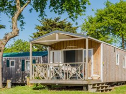 Camping Pas Cher vous présente avec son site Officiel campingpascher.fr, le Camping Maeva Club La Mer Blanche classé 4 étoiles, situé sur la commune de Benodet dans le département Finistère (Bretagne) en France. Le camping Maeva Club La Mer Blanche, vous présente un hébergement de type mobil-home de 24 m² pour 4 personnes et télévision. Le camping Maeva Club La Mer Blanche vous proposeun séjour PAS CHER avec une REMISEdu sam. 30 mai au sam. 06 juin 2026, en promotion à -40% pour 7 nuits à 191,40 € au lieu de 319,0 € soit une Économie de 127,60 €. Cette location propose 75 dates différentes pour réserver votre séjour. Découvrez également les 19 autres gammes d'hébergements du camping. Les Avis clients pour le Camping Maeva Club La Mer Blanche sont excellents avec une note moyenne de 8 sur 10. Mer, Parc aquatique, Piscine couverte, Piscine extérieure, Animations familiales, Club enfants, Aire de jeux enfants, Canoë-kayak, Centre équestre, Court de tennis, Cyclisme, Golf, Ping-pong, Planche à voile, Pétanque, Salle de jeux vidéo, Structure gonflable enfants, Terrain multisports, Bar, Dépôt de pain, Restaurant, Supermarché, Épicerie,... En savoir plus : cliquez-ICI.