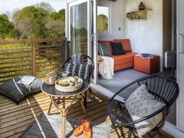 Camping Pas Cher vous présente avec son site Officiel campingpascher.fr, le Camping Maeva Club La Mer Blanche classé 4 étoiles, situé sur la commune de Benodet dans le département Finistère (Bretagne) en France. Le camping Maeva Club La Mer Blanche, vous présente un hébergement de type mobil-home de 24 m² pour 4 personnes avec climatisation et télévision. Le camping Maeva Club La Mer Blanche vous proposeun séjour PAS CHER avec une REMISEdu sam. 30 mai au sam. 06 juin 2026, en promotion à -40% pour 7 nuits à 215,40 € au lieu de 359,0 € soit une Économie de 143,60 €. Cette location propose 70 dates différentes pour réserver votre séjour. Découvrez également les 19 autres gammes d'hébergements du camping. Les Avis clients pour le Camping Maeva Club La Mer Blanche sont excellents avec une note moyenne de 8 sur 10. Mer, Parc aquatique, Piscine couverte, Piscine extérieure, Animations familiales, Club enfants, Aire de jeux enfants, Canoë-kayak, Centre équestre, Court de tennis, Cyclisme, Golf, Ping-pong, Planche à voile, Pétanque, Salle de jeux vidéo, Structure gonflable enfants, Terrain multisports, Bar, Dépôt de pain, Restaurant, Supermarché, Épicerie,... En savoir plus : cliquez-ICI.