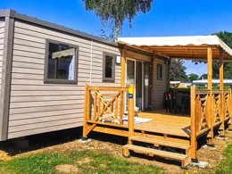 Camping Pas Cher vous présente avec son site Officiel campingpascher.fr, le Camping Maeva Club La Mer Blanche classé 4 étoiles, situé sur la commune de Benodet dans le département Finistère (Bretagne) en France. Le camping Maeva Club La Mer Blanche, vous présente un hébergement de type mobil-home de 32 m² pour 7 personnes avec climatisation et télévision. Le camping Maeva Club La Mer Blanche vous proposeun séjour PAS CHER avec une REMISEdu sam. 30 mai au sam. 06 juin 2026, en promotion à -40% pour 7 nuits à 245,40 € au lieu de 409,0 € soit une Économie de 163,60 €. Cette location propose 65 dates différentes pour réserver votre séjour. Découvrez également les 19 autres gammes d'hébergements du camping. Les Avis clients pour le Camping Maeva Club La Mer Blanche sont excellents avec une note moyenne de 8 sur 10. Mer, Parc aquatique, Piscine couverte, Piscine extérieure, Animations familiales, Club enfants, Aire de jeux enfants, Canoë-kayak, Centre équestre, Court de tennis, Cyclisme, Golf, Ping-pong, Planche à voile, Pétanque, Salle de jeux vidéo, Structure gonflable enfants, Terrain multisports, Bar, Dépôt de pain, Restaurant, Supermarché, Épicerie,... En savoir plus : cliquez-ICI.