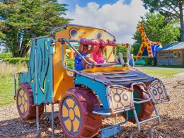 Camping Pas Cher vous présente avec son site Officiel campingpascher.fr, le Camping Maeva Club La Mer Blanche classé 4 étoiles, situé sur la commune de Benodet dans le département Finistère (Bretagne) en France. Le camping Maeva Club La Mer Blanche, vous présente un hébergement de type mobil-home de 27 m² pour 6 personnes et télévision. Le camping Maeva Club La Mer Blanche vous proposeun séjour PAS CHER avec une REMISEdu sam. 16 mai au sam. 23 mai 2026, en promotion à -40% pour 7 nuits à 209,40 € au lieu de 349,0 € soit une Économie de 139,60 €. Cette location propose 49 dates différentes pour réserver votre séjour. Découvrez également les 19 autres gammes d'hébergements du camping. Les Avis clients pour le Camping Maeva Club La Mer Blanche sont excellents avec une note moyenne de 8 sur 10. Mer, Parc aquatique, Piscine couverte, Piscine extérieure, Animations familiales, Club enfants, Aire de jeux enfants, Canoë-kayak, Centre équestre, Court de tennis, Cyclisme, Golf, Ping-pong, Planche à voile, Pétanque, Salle de jeux vidéo, Structure gonflable enfants, Terrain multisports, Bar, Dépôt de pain, Restaurant, Supermarché, Épicerie,... En savoir plus : cliquez-ICI.