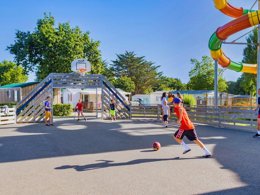 Camping Pas Cher vous présente avec son site Officiel campingpascher.fr, le Camping Maeva Club La Mer Blanche classé 4 étoiles, situé sur la commune de Benodet dans le département Finistère (Bretagne) en France. Le camping Maeva Club La Mer Blanche, vous présente un hébergement de type mobil-home de 24 m² pour 4 personnes et télévision. Le camping Maeva Club La Mer Blanche vous proposeun séjour PAS CHER avec une REMISEdu sam. 30 mai au sam. 06 juin 2026, en promotion à -40% pour 7 nuits à 191,40 € au lieu de 319,0 € soit une Économie de 127,60 €. Cette location propose 75 dates différentes pour réserver votre séjour. Découvrez également les 19 autres gammes d'hébergements du camping. Les Avis clients pour le Camping Maeva Club La Mer Blanche sont excellents avec une note moyenne de 8 sur 10. Mer, Parc aquatique, Piscine couverte, Piscine extérieure, Animations familiales, Club enfants, Aire de jeux enfants, Canoë-kayak, Centre équestre, Court de tennis, Cyclisme, Golf, Ping-pong, Planche à voile, Pétanque, Salle de jeux vidéo, Structure gonflable enfants, Terrain multisports, Bar, Dépôt de pain, Restaurant, Supermarché, Épicerie,... En savoir plus : cliquez-ICI.