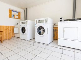 Camping Pas Cher vous présente avec son site Officiel campingpascher.fr, le Camping Maeva Club La Mer Blanche classé 4 étoiles, situé sur la commune de Benodet dans le département Finistère (Bretagne) en France. Le camping Maeva Club La Mer Blanche, vous présente un hébergement de type mobil-home de 27 m² pour 4 personnes et télévision. Le camping Maeva Club La Mer Blanche vous proposeun séjour PAS CHER avec une REMISEdu vendredi 29 mai au vendredi 05 juin 2026, en promotion à -40% pour 7 nuits à 167,40 € au lieu de 279,0 € soit une Économie de 111,60 €. Cette location propose 50 dates différentes pour réserver votre séjour. Découvrez également les 19 autres gammes d'hébergements du camping. Les Avis clients pour le Camping Maeva Club La Mer Blanche sont excellents avec une note moyenne de 8 sur 10. Mer, Parc aquatique, Piscine couverte, Piscine extérieure, Animations familiales, Club enfants, Aire de jeux enfants, Canoë-kayak, Centre équestre, Court de tennis, Cyclisme, Golf, Ping-pong, Planche à voile, Pétanque, Salle de jeux vidéo, Structure gonflable enfants, Terrain multisports, Bar, Dépôt de pain, Restaurant, Supermarché, Épicerie,... En savoir plus : cliquez-ICI.