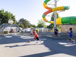 Camping Pas Cher vous présente avec son site Officiel campingpascher.fr, le Camping Maeva Club La Mer Blanche classé 4 étoiles, situé sur la commune de Benodet dans le département Finistère (Bretagne) en France. Le camping Maeva Club La Mer Blanche, vous présente un hébergement de type mobil-home de 29 m² pour 8 personnes et télévision. Le camping Maeva Club La Mer Blanche vous proposeun séjour PAS CHER avec une REMISEdu vendredi 29 mai au vendredi 05 juin 2026, en promotion à -40% pour 7 nuits à 209,40 € au lieu de 349,0 € soit une Économie de 139,60 €. Cette location propose 66 dates différentes pour réserver votre séjour. Découvrez également les 19 autres gammes d'hébergements du camping. Les Avis clients pour le Camping Maeva Club La Mer Blanche sont excellents avec une note moyenne de 8 sur 10. Mer, Parc aquatique, Piscine couverte, Piscine extérieure, Animations familiales, Club enfants, Aire de jeux enfants, Canoë-kayak, Centre équestre, Court de tennis, Cyclisme, Golf, Ping-pong, Planche à voile, Pétanque, Salle de jeux vidéo, Structure gonflable enfants, Terrain multisports, Bar, Dépôt de pain, Restaurant, Supermarché, Épicerie,... En savoir plus : cliquez-ICI.