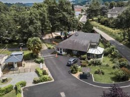 Camping Pas Cher vous présente avec son site Officiel campingpascher.fr, le Camping Baretous Pyrénées classé 4 étoiles, situé sur la commune de Aramits dans le département Pyrénées-atlantiques (Aquitaine) en France. Le camping Baretous Pyrénées, vous présente un hébergement de type mobil-home de 28 m² pour 1 personne. Le camping Baretous Pyrénées vous propose du lundi 21 septembre au lundi 28 septembre 2026 pour 7 nuits à 282€. Cette location propose 88 dates différentes pour réserver votre séjour. Découvrez également les 5 autres gammes d'hébergements du camping. Les Avis clients pour le Camping Baretous Pyrénées sont excellents avec une note moyenne de 9 sur 10. Piscine chauffée, Piscine extérieure, Club enfants, Aire de jeux enfants, Canoë-kayak, Centre équestre, Cyclisme, Ping-pong, Pétanque, Randonnée, Salle de jeux vidéo, Terrain de badminton, Terrain de volley-ball, Bar, Dépôt de pain, Snack/Bar, Supermarché, Épicerie,... En savoir plus : cliquez-ICI.