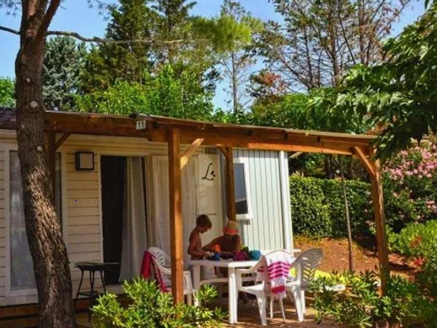 Camping Pas Cher vous présente avec son site Officiel campingpascher.fr, le Camping Domaine De Sainte Véziane classé 4 étoiles, situé sur la commune de Bessan dans le département Hérault (Languedoc Roussillon) en France. Le camping Domaine De Sainte Véziane, vous présente un hébergement de type mobil-home de 31 m² pour 6 personnes avec climatisation et télévision. Le camping Domaine De Sainte Véziane vous propose du sam. 12 septembre au sam. 19 septembre 2026, en promotion à -14% pour 7 nuits à 300 € au lieu de 350,0 € soit une Économie de 50 €. Cette location propose 93 dates différentes pour réserver votre séjour. Découvrez également les 8 autres gammes d'hébergements du camping. Les Avis clients pour le Camping Domaine De Sainte Véziane sont excellents avec une note moyenne de 8 sur 10. Parc aquatique, Piscine extérieure, Animations familiales, Club enfants, Aire de jeux enfants, Canoë-kayak, Centre équestre, Cyclisme, Golf, Jet-ski, Paddle, Parcours sportif, Ping-pong, Pétanque, Randonnée, Terrain de beach-volley, Terrain multisports, kiteSurf, Bar, Dépôt de pain, Pizzeria, Plats à emporter, Snack/Bar, Supermarché,... En savoir plus : cliquez-ICI.