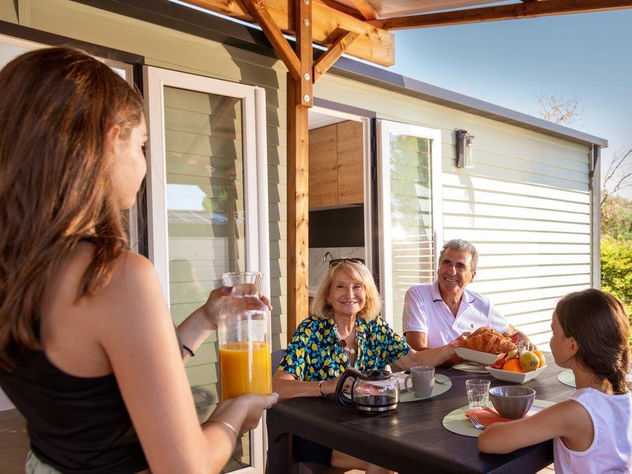 Camping Pas Cher vous présente avec son site Officiel campingpascher.fr, le Camping Domaine De Sainte Véziane classé 4 étoiles, situé sur la commune de Bessan dans le département Hérault (Languedoc Roussillon) en France. Le camping Domaine De Sainte Véziane, vous présente un hébergement de type mobil-home de 33 m² pour 6 personnes avec climatisation et télévision. Le camping Domaine De Sainte Véziane vous propose du sam. 12 septembre au sam. 19 septembre 2026, en promotion à -14% pour 7 nuits à 360 € au lieu de 420,0 € soit une Économie de 60 €. Cette location propose 92 dates différentes pour réserver votre séjour. Découvrez également les 8 autres gammes d'hébergements du camping. Les Avis clients pour le Camping Domaine De Sainte Véziane sont excellents avec une note moyenne de 8 sur 10. Parc aquatique, Piscine extérieure, Animations familiales, Club enfants, Aire de jeux enfants, Canoë-kayak, Centre équestre, Cyclisme, Golf, Jet-ski, Paddle, Parcours sportif, Ping-pong, Pétanque, Randonnée, Terrain de beach-volley, Terrain multisports, kiteSurf, Bar, Dépôt de pain, Pizzeria, Plats à emporter, Snack/Bar, Supermarché,... En savoir plus : cliquez-ICI.