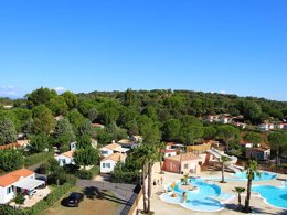 Camping Pas Cher vous présente avec son site Officiel campingpascher.fr, le Camping Domaine De Sainte Véziane classé 4 étoiles, situé sur la commune de Bessan dans le département Hérault (Languedoc Roussillon) en France. Le camping Domaine De Sainte Véziane vous propose un hébergement de type mobil-home de 29 m² avec climatisation (télévision). L'établissement vous propose 6 autres types d'hébergements. Découvrez tous nos séjours à petits prix dans la commune et aux alentours de Bessan du département : Hérault (Languedoc Roussillon). Les Avis clients pour le Camping Domaine De Sainte Véziane sont excellents avec une note moyenne de 8 sur 10. Parc aquatique, Piscine extérieure, Animations familiales, Club enfants, Aire de jeux enfants, Canoë-kayak, Centre équestre, Cyclisme, Golf, Jet-ski, Paddle, Parcours sportif, Ping-pong, Pétanque, Randonnée, Terrain de beach-volley, Terrain multisports, kiteSurf, Bar, Dépôt de pain, Pizzeria, Plats à emporter, Snack/Bar, Supermarché,... En savoir plus : cliquez-ICI.