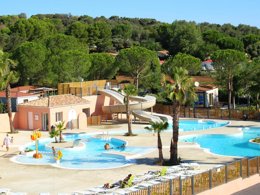 Camping Pas Cher vous présente avec son site Officiel campingpascher.fr, le Camping Domaine De Sainte Véziane classé 4 étoiles, situé sur la commune de Bessan dans le département Hérault (Languedoc Roussillon) en France. Le camping Domaine De Sainte Véziane, vous présente un hébergement de type mobil-home de 33 m² pour 6 personnes avec climatisation et télévision. Le camping Domaine De Sainte Véziane vous propose du mercredi 01 avril au mercredi 08 avril 2026, en promotion à -14% pour 7 nuits à 330 € au lieu de 385,0 € soit une Économie de 55 €. Cette location propose 152 dates différentes pour réserver votre séjour. Découvrez également les 8 autres gammes d'hébergements du camping. Les Avis clients pour le Camping Domaine De Sainte Véziane sont excellents avec une note moyenne de 8 sur 10. Parc aquatique, Piscine extérieure, Animations familiales, Club enfants, Aire de jeux enfants, Canoë-kayak, Centre équestre, Cyclisme, Golf, Jet-ski, Paddle, Parcours sportif, Ping-pong, Pétanque, Randonnée, Terrain de beach-volley, Terrain multisports, kiteSurf, Bar, Dépôt de pain, Pizzeria, Plats à emporter, Snack/Bar, Supermarché,... En savoir plus : cliquez-ICI.