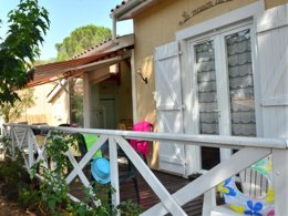 Camping Pas Cher vous présente avec son site Officiel campingpascher.fr, le Camping Domaine De Sainte Véziane classé 4 étoiles, situé sur la commune de Bessan dans le département Hérault (Languedoc Roussillon) en France. Le camping Domaine De Sainte Véziane, vous présente un hébergement de type mobil-home de 33 m² pour 6 personnes avec climatisation et télévision. Le camping Domaine De Sainte Véziane vous propose du mercredi 01 avril au mercredi 08 avril 2026, en promotion à -14% pour 7 nuits à 360 € au lieu de 420,0 € soit une Économie de 60 €. Cette location propose 156 dates différentes pour réserver votre séjour. Découvrez également les 8 autres gammes d'hébergements du camping. Les Avis clients pour le Camping Domaine De Sainte Véziane sont excellents avec une note moyenne de 8 sur 10. Parc aquatique, Piscine extérieure, Animations familiales, Club enfants, Aire de jeux enfants, Canoë-kayak, Centre équestre, Cyclisme, Golf, Jet-ski, Paddle, Parcours sportif, Ping-pong, Pétanque, Randonnée, Terrain de beach-volley, Terrain multisports, kiteSurf, Bar, Dépôt de pain, Pizzeria, Plats à emporter, Snack/Bar, Supermarché,... En savoir plus : cliquez-ICI.