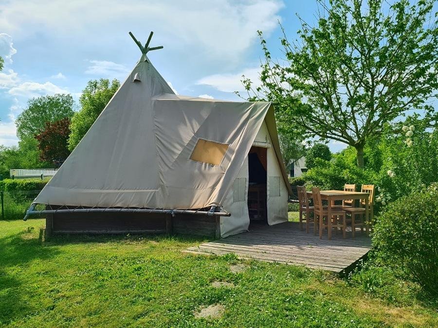 Camping Pas Cher vous présente avec son site Officiel campingpascher.fr, le Camping Resort & - Val De Braye classé 3 étoiles, situé sur la commune de Besse Sur Braye dans le département Sarthe (Pays De La Loire) en France. Le camping Resort & - Val De Braye vous propose un hébergement de type tente en toile et bois pour 2 personnes. L'établissement vous propose 6 autres types d'hébergements. Découvrez tous nos séjours à petits prix dans la commune et aux alentours de Besse Sur Braye du département : Sarthe (Pays De La Loire). Les Avis clients pour le Camping Resort & - Val De Braye sont excellents avec une note moyenne de 8 sur 10. LacRivière, Piscine couverte, Piscine extérieure, Animation enfants, Aire de jeux enfants, Canoë-kayak, Canyoning, Centre équestre, Court de tennis, Cyclisme, Ping-pong, Pétanque, Terrain de badminton, Terrain de volley-ball, Terrain multisports, Bar, Boulangerie, Bureau de tabac, Pizzeria, Restaurant, Station-service, Supermarché, Épicerie,... En savoir plus : cliquez-ICI.