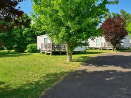 Camping Pas Cher vous présente avec son site Officiel campingpascher.fr, le Camping Resort & - Val De Braye classé 3 étoiles, situé sur la commune de Besse Sur Braye dans le département Sarthe (Pays De La Loire) en France. Le camping Resort & - Val De Braye, vous présente un hébergement de type mobil-home. Le camping Resort & - Val De Braye vous propose du dimanche 01 mars au dimanche 08 mars 2026 pour 7 nuits à 1300€. Cette location propose 116 dates différentes pour réserver votre séjour. Découvrez également les 5 autres gammes d'hébergements du camping. Les Avis clients pour le Camping Resort & - Val De Braye sont excellents avec une note moyenne de 8 sur 10. LacRivière, Piscine couverte, Piscine extérieure, Animation enfants, Aire de jeux enfants, Canoë-kayak, Canyoning, Centre équestre, Court de tennis, Cyclisme, Ping-pong, Pétanque, Terrain de badminton, Terrain de volley-ball, Terrain multisports, Bar, Boulangerie, Bureau de tabac, Pizzeria, Restaurant, Station-service, Supermarché, Épicerie,... En savoir plus : cliquez-ICI.