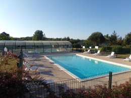 Camping Pas Cher vous présente avec son site Officiel campingpascher.fr, le Camping Les Hameaux De Miel classé 3 étoiles, situé sur la commune de Beynat dans le département Corrèze (Limousin) en France. Le camping Les Hameaux De Miel, vous présente un hébergement de type chalet de 35 m² et télévision. Le camping Les Hameaux De Miel vous propose du sam. 31 octobre au sam. 07 novembre 2026 pour 7 nuits à 315€. Cette location propose 148 dates différentes pour réserver votre séjour. Découvrez également les 3 autres gammes d'hébergements du camping. Les Avis clients pour le Camping Les Hameaux De Miel sont excellents avec une note moyenne de 8 sur 10. Piscine couverte, Piscine extérieure, Aire de jeux enfants, Canoë-kayak, Centre équestre, Court de tennis, Golf, Ping-pong, Piscine, Pétanque, Randonnée, Sports nautiques, Terrain multisports, Dépôt de pain, Restaurant,... En savoir plus : cliquez-ICI.