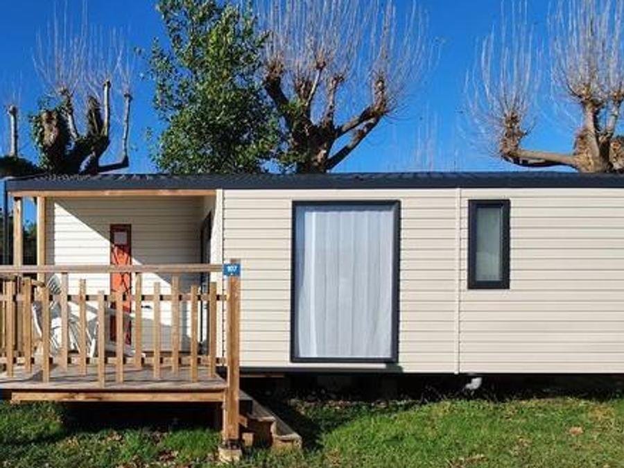 Camping Pas Cher vous présente avec son site Officiel campingpascher.fr, le Camping Harrobia classé 3 étoiles, situé sur la commune de Bidart dans le département Pyrénées-atlantiques (Aquitaine) en France. Le camping Harrobia, vous présente un hébergement de type mobil-home de 27 m² et télévision. Le camping Harrobia vous propose du sam. 19 septembre au sam. 26 septembre 2026 pour 7 nuits à 448€. Cette location propose 19 dates différentes pour réserver votre séjour. Découvrez également les 6 autres gammes d'hébergements du camping. Les Avis clients pour le Camping Harrobia sont excellents avec une note moyenne de 8 sur 10. Mer, Piscine chauffée, Piscine couverte, Animations familiales, Club enfants, Aire de jeux enfants, Canoë-kayak, Court de tennis, Golf, Paddle, Ping-pong, Pétanque, Randonnée, Salle de jeux vidéo, Surf, Terrain de football, Terrain multisports, Boulangerie, Bureau de tabac, Dépôt de pain, Plats à emporter, Supermarché, Épicerie,... En savoir plus : cliquez-ICI.