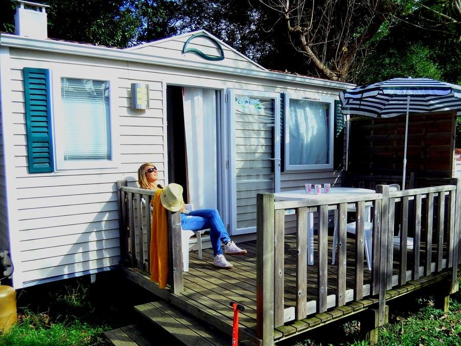 Camping Pas Cher vous présente avec son site Officiel campingpascher.fr, le Camping Harrobia classé 3 étoiles, situé sur la commune de Bidart dans le département Pyrénées-atlantiques (Aquitaine) en France. Le camping Harrobia, vous présente un hébergement de type mobil-home de 19 m² et télévision. Le camping Harrobia vous propose du sam. 03 octobre au sam. 10 octobre 2026 pour 7 nuits à 343€. Cette location propose 4 dates différentes pour réserver votre séjour. Découvrez également les 6 autres gammes d'hébergements du camping. Les Avis clients pour le Camping Harrobia sont excellents avec une note moyenne de 8 sur 10. Mer, Piscine chauffée, Piscine couverte, Animations familiales, Club enfants, Aire de jeux enfants, Canoë-kayak, Court de tennis, Golf, Paddle, Ping-pong, Pétanque, Randonnée, Salle de jeux vidéo, Surf, Terrain de football, Terrain multisports, Boulangerie, Bureau de tabac, Dépôt de pain, Plats à emporter, Supermarché, Épicerie,... En savoir plus : cliquez-ICI.