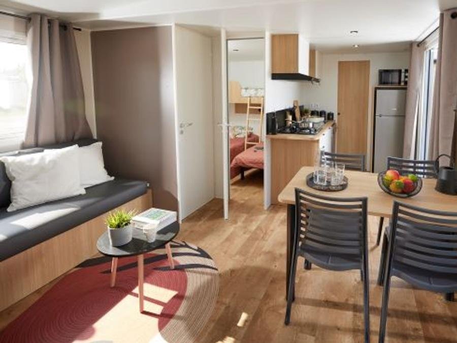 Camping Pas Cher vous présente avec son site Officiel campingpascher.fr, le Camping Le Clos Du Blavet classé 3 étoiles, situé sur la commune de Bieuzy dans le département Morbihan (Bretagne) en France. Le camping Le Clos Du Blavet, vous présente un hébergement de type mobil-home de 29 m². Le camping Le Clos Du Blavet vous proposeun séjour PAS CHER avec une REMISEdu sam. 18 juillet au sam. 25 juillet 2026, en promotion à -52% pour 7 nuits à 404,51 € au lieu de 848,87 € soit une Économie de 444,36 €. Cette location propose 16 dates différentes pour réserver votre séjour. Découvrez également les 13 autres gammes d'hébergements du camping. Les Avis clients pour le Camping Le Clos Du Blavet sont excellents avec une note moyenne de 8 sur 10. Piscine chauffée, Piscine extérieure, Animations familiales, Aire de jeux enfants, Baby-foot, Canoë-kayak, Golf, Ping-pong, Pétanque, Randonnée, Terrain multisports, Trampoline, Dépôt de pain,... En savoir plus : cliquez-ICI.