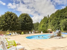 Camping Pas Cher vous présente avec son site Officiel campingpascher.fr, le Camping Le Clos Du Blavet classé 3 étoiles, situé sur la commune de Bieuzy dans le département Morbihan (Bretagne) en France. Le camping Le Clos Du Blavet, vous présente un hébergement de type mobil-home de 25 m². Le camping Le Clos Du Blavet vous propose du sam. 29 août au sam. 05 septembre 2026 pour 7 nuits à 361.04€. Cette location propose 58 dates différentes pour réserver votre séjour. Découvrez également les 11 autres gammes d'hébergements du camping. Les Avis clients pour le Camping Le Clos Du Blavet sont excellents avec une note moyenne de 8 sur 10. Piscine chauffée, Piscine extérieure, Animations familiales, Aire de jeux enfants, Baby-foot, Canoë-kayak, Golf, Ping-pong, Pétanque, Randonnée, Terrain multisports, Trampoline, Dépôt de pain,... En savoir plus : cliquez-ICI.