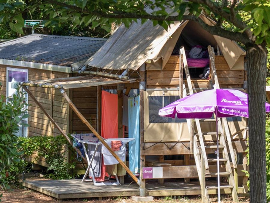 Camping Pas Cher vous présente avec son site Officiel campingpascher.fr, le Camping Oyam classé 4 étoiles, situé sur la commune de Bidart dans le département Pyrénées-atlantiques (Aquitaine) en France. Le camping Oyam, vous présente un hébergement de type tente en toile et bois de 9 m². Le camping Oyam vous propose du sam. 27 juin au sam. 04 juillet 2026, en promotion à -10% pour 7 nuits à 233,10 € au lieu de 259,0 € soit une Économie de 25,90 €. Cette location propose 5 dates différentes pour réserver votre séjour. Découvrez également les 39 autres gammes d'hébergements du camping. Les Avis clients pour le Camping Oyam sont de 7 sur 10. Mer, Parc aquatique, Piscine chauffée, Piscine extérieure, Animation ados, Animations familiales, Club enfants, Aire de jeux enfants, Canoë-kayak, Cyclisme, Golf, Jet-ski, Location de bateaux, Ping-pong, Planche à voile, Plongée, Pédalo, Pétanque, Randonnée, Ski nautique, Surf, Terrain de football, Terrain multisports, Bar, Boulangerie, Bureau de tabac, Dépôt de pain, Pizzeria, Plats à emporter, Snack/Bar, Station-service, Supermarché,... En savoir plus : cliquez-ICI.